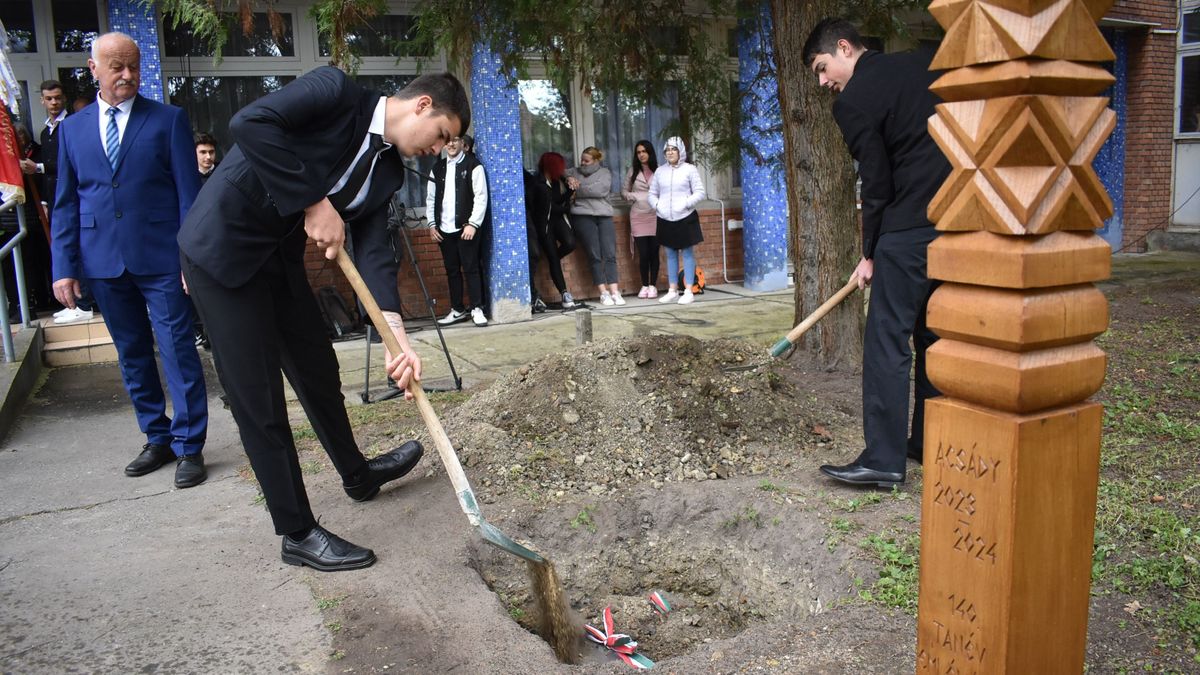 Kopjafát állítottak az Acsády-iskola udvarán