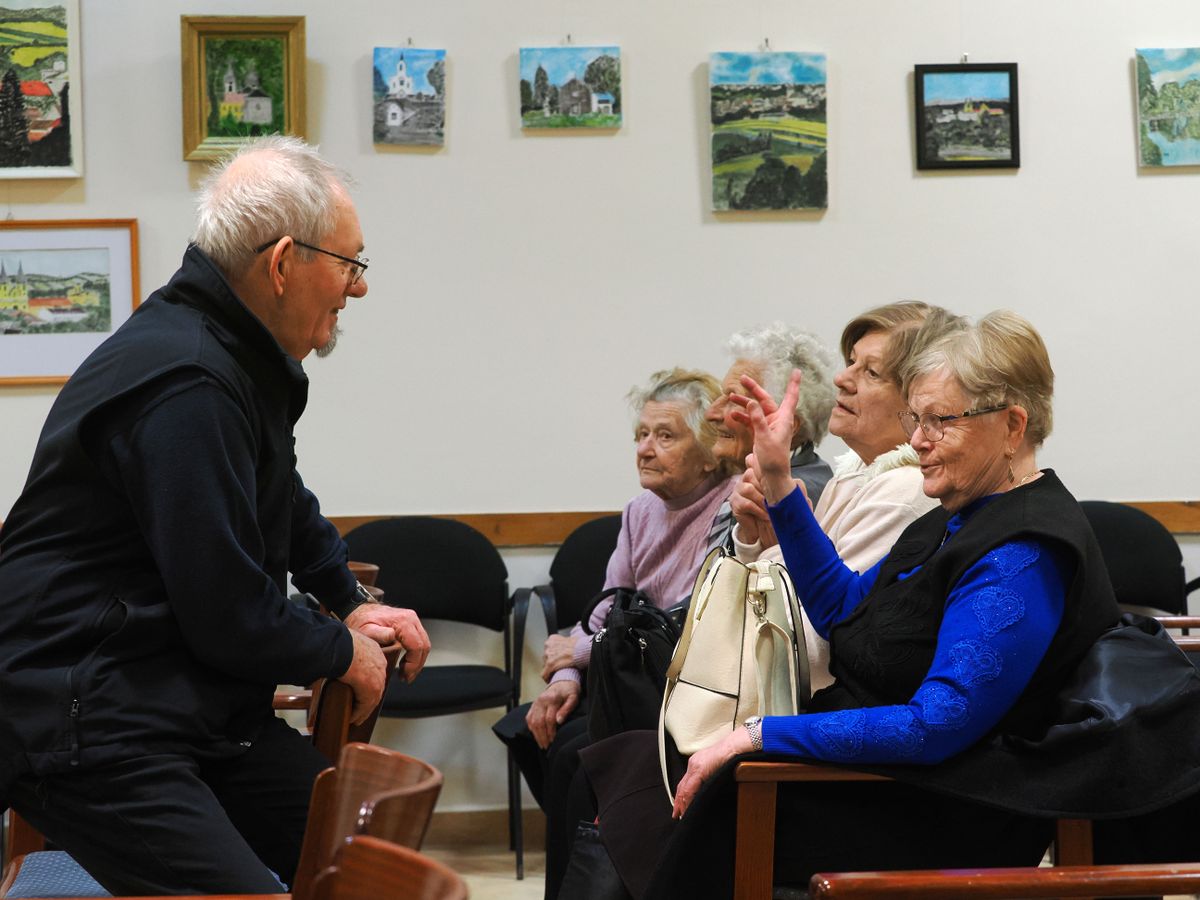 Pék László, a Zirc Városi Nyugdíjasklub vezetője és kortársai a könyvtári helyiségben, amelyben hetente tartanak találkozót