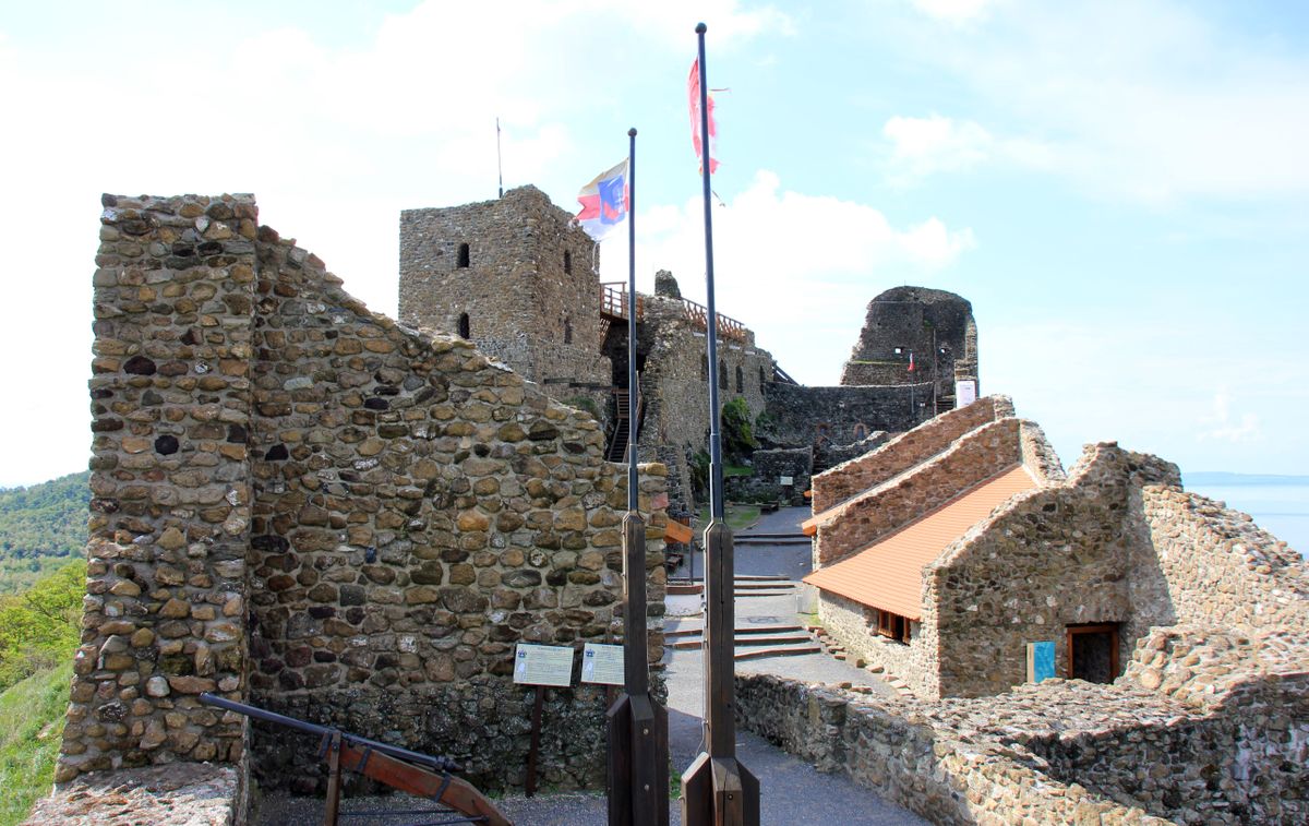 A Balaton egyetlen vára Szigligeten található