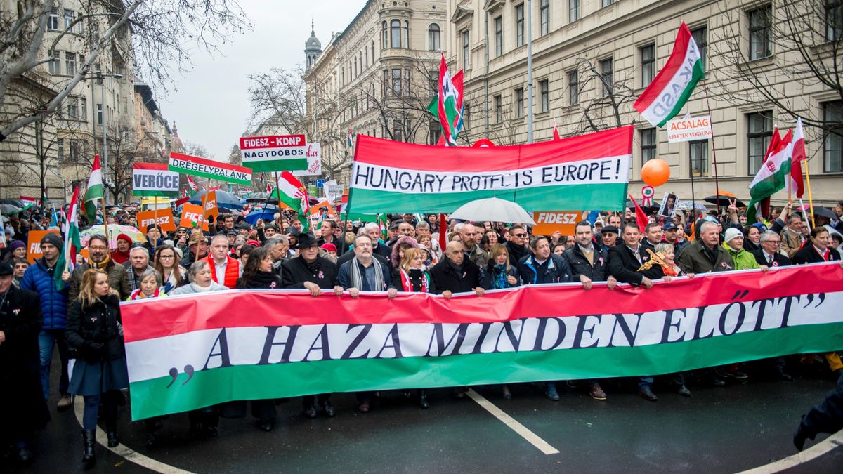 Bayer Zsolt: a normális világ és a béke mellett kell kiállni a békemeneten