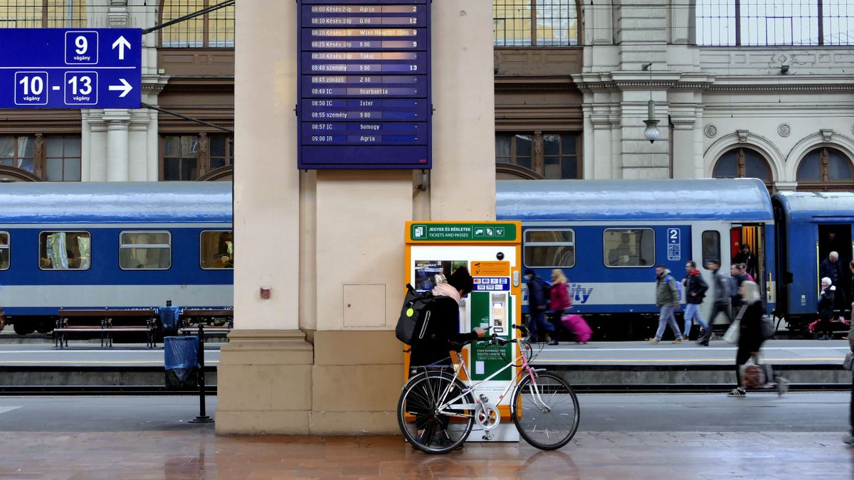 Ezt hogy csinálta? Több mint 27 milliós kárt okozott egy rongáló a MÁV-START jegykiadó automatáiban