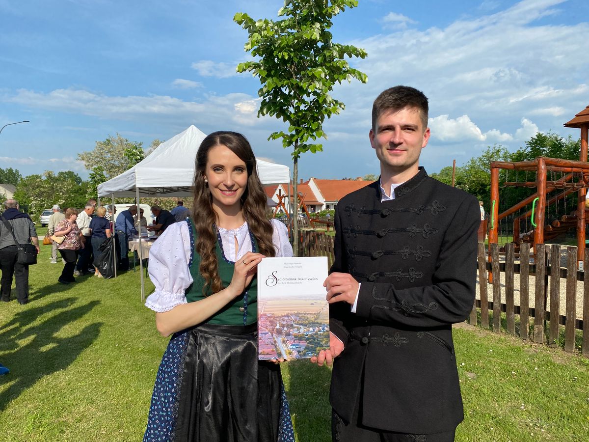 Holczinger Szandra és Wágenhoffer Gergely három évig gyűjtötte a szücsi svábok emlékeit, munkájuk eredménye a Szülőföldünk Bakonyszücs – Sitscher Heimatbuch című, kétnyelvű helytörténeti kötetben jelent meg 