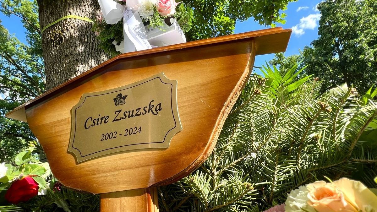 Döbbent csendben, több százan kísérték utolsó útjára Csire Zsuzsit
