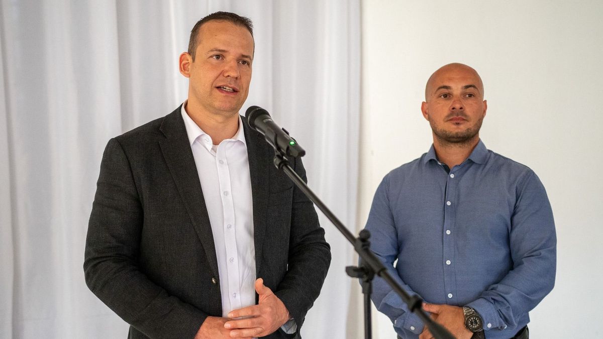 Elsőként az ellenzéki pártok közül