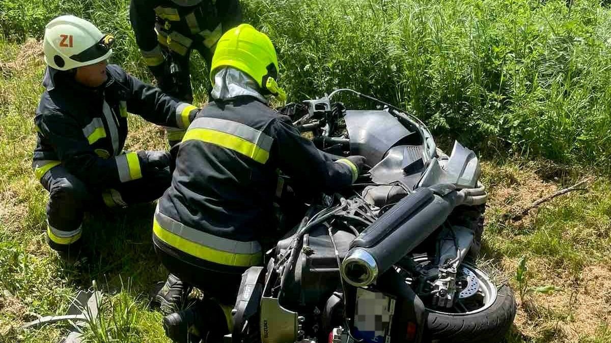 Személygépkocsi és motoros ütközött össze a 82-es főúton (helyszíni fotók)