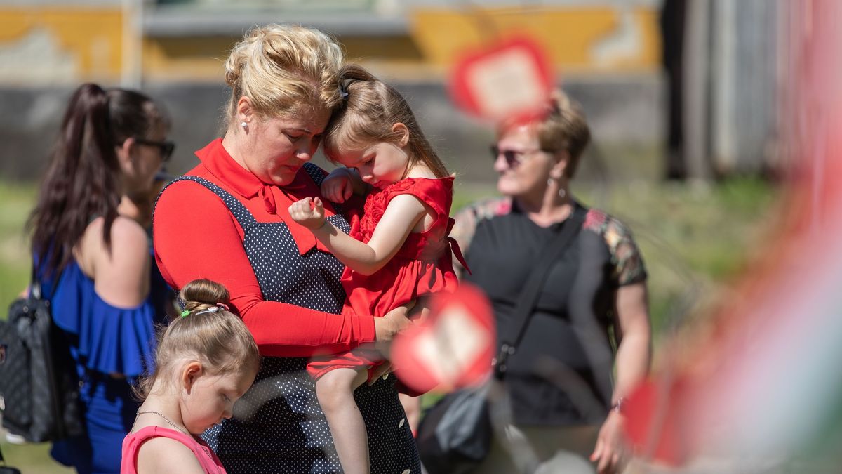 A hétköznapok biztonságát adó szó: anya – Anyák napi ünnepségre jött Porvára Szili Katalin