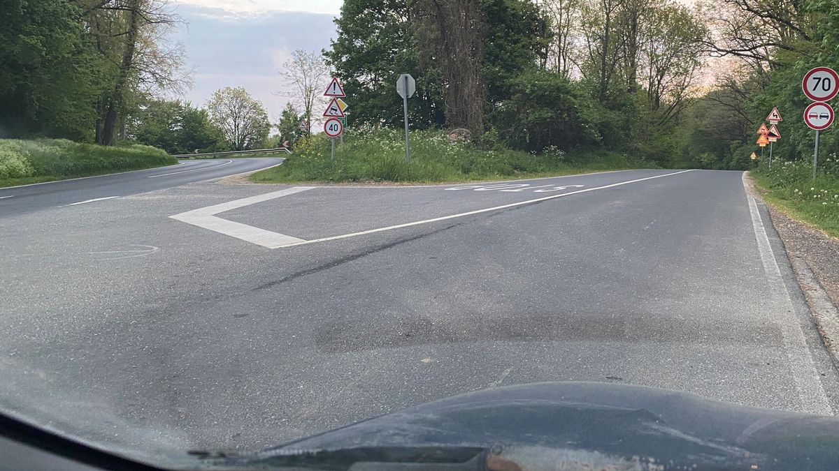Sokan versenypályának nézik – Kitálalt a motoros a veszélyes összekötő útról (videó)