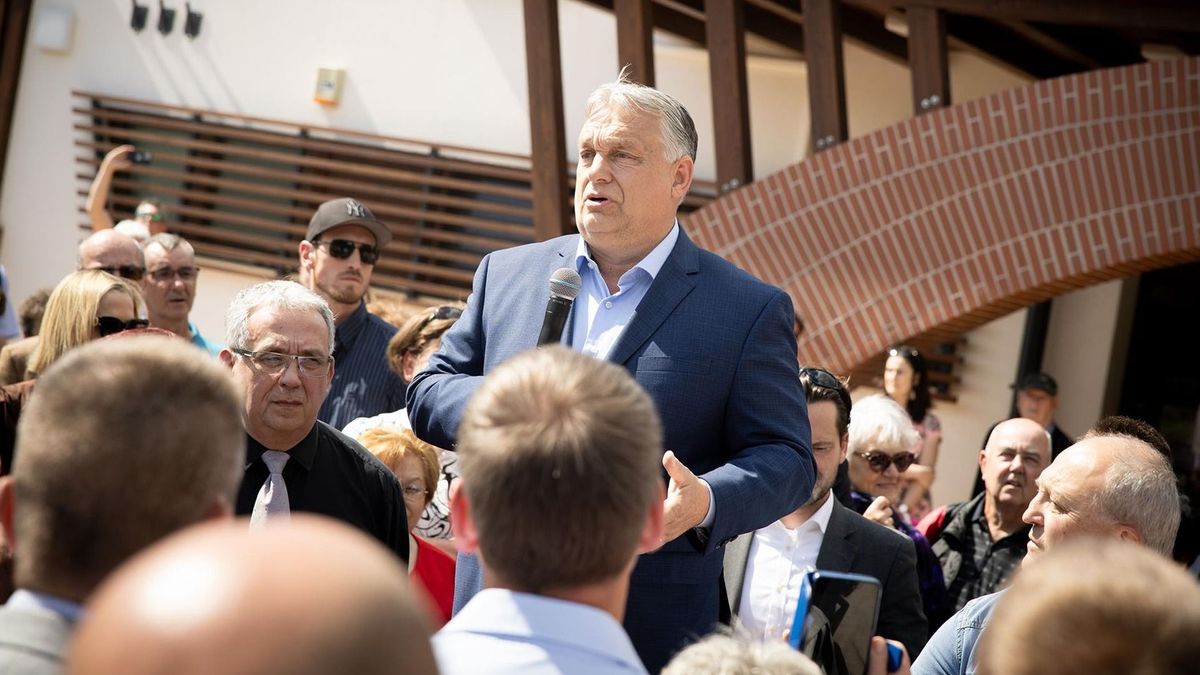 Műhelyében látogatta meg Orbán Viktor az idős mesterembert (videó)