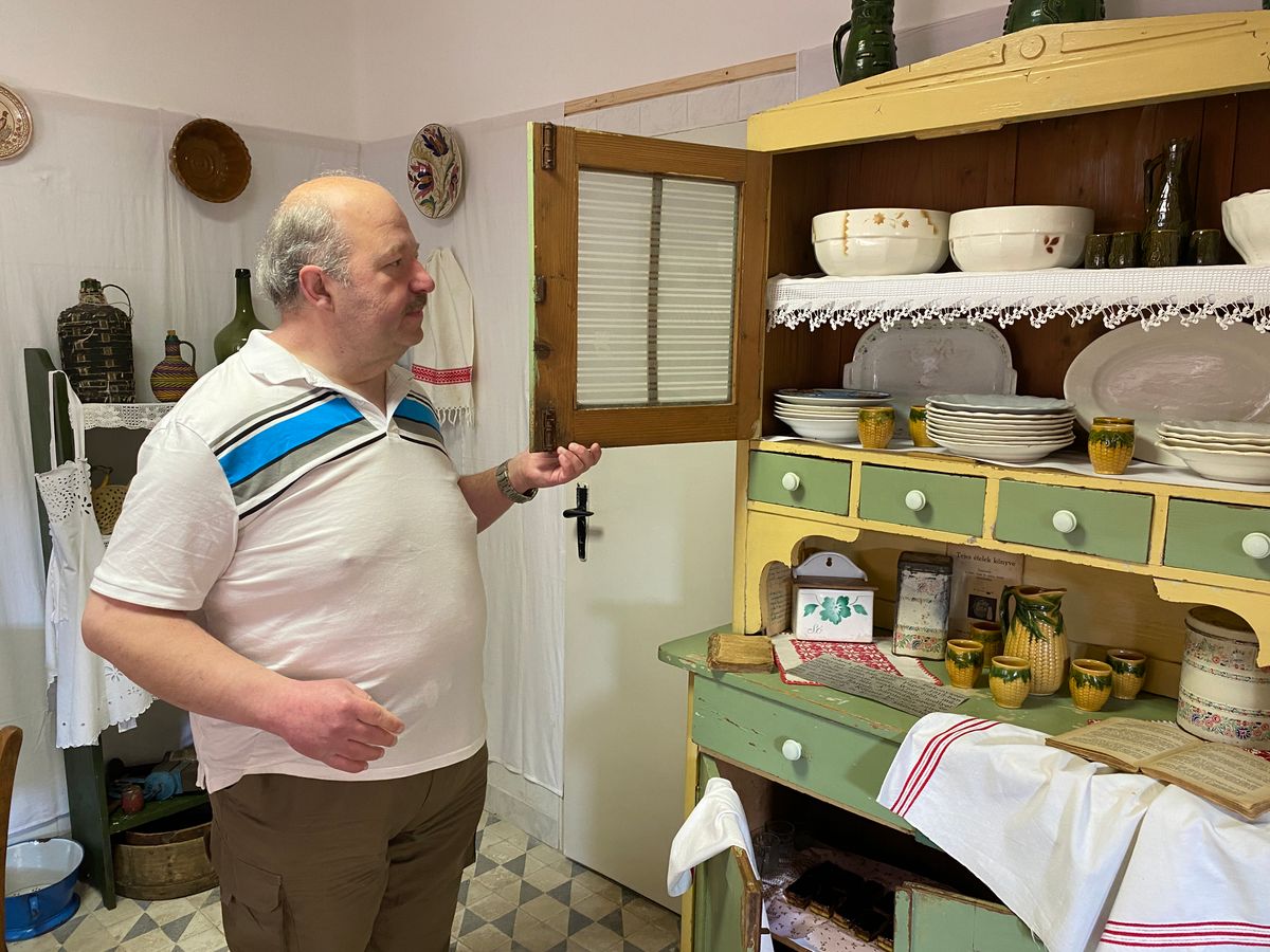 Nemes Ferenc ösküi történész mutatta meg a konyhai tálalószekrényt, amit egy kalandos életű helybeli asztalos készített 