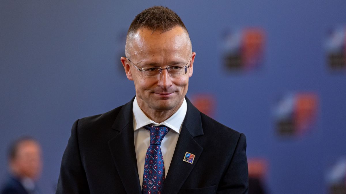Szijjártó: a kormány nem engedi, hogy hazánkat is beszippantsa a NATO háborús őrülete (videó)