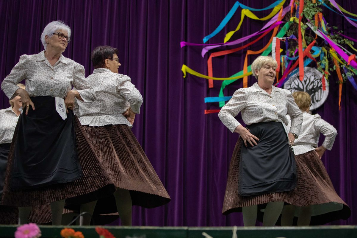 Az Úrkúti Német nemzetiségi Tánccsoport nemzetiségi táncokat adott elő