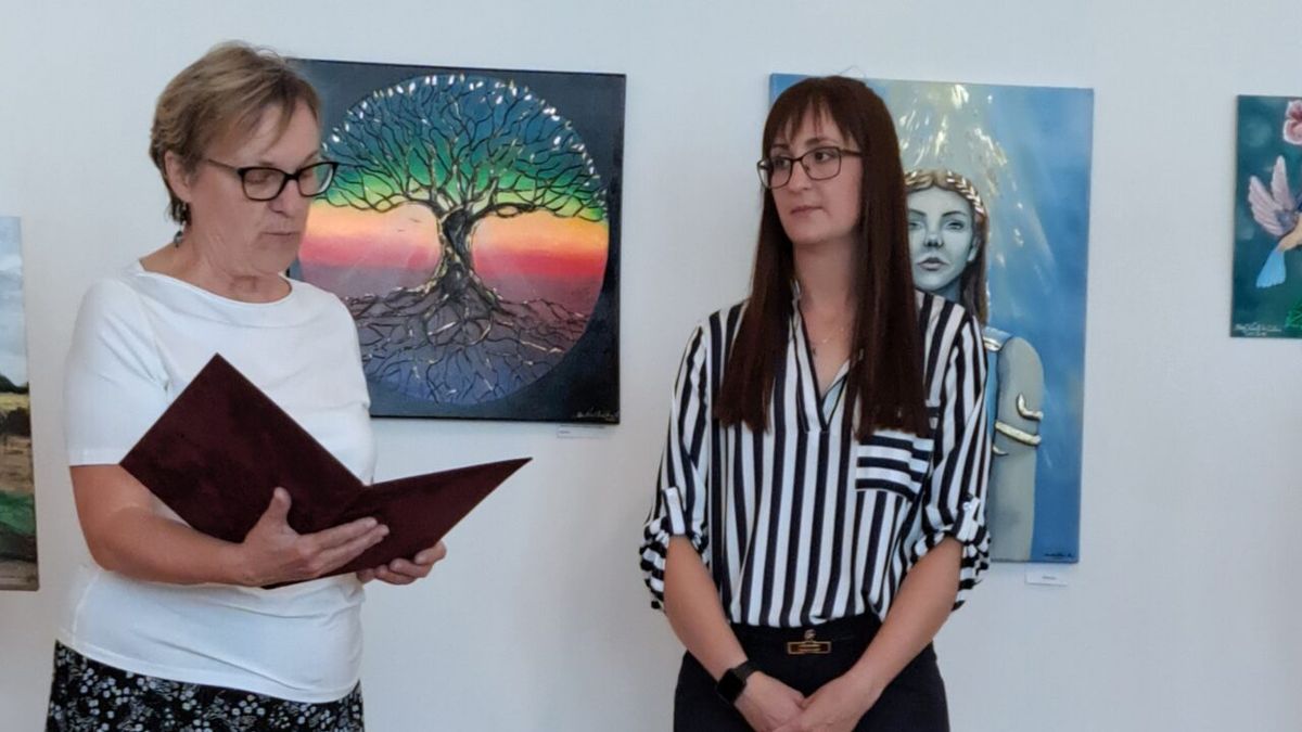Harmónia és béke tájképeken, anyai és testvéri szeretet portrékon