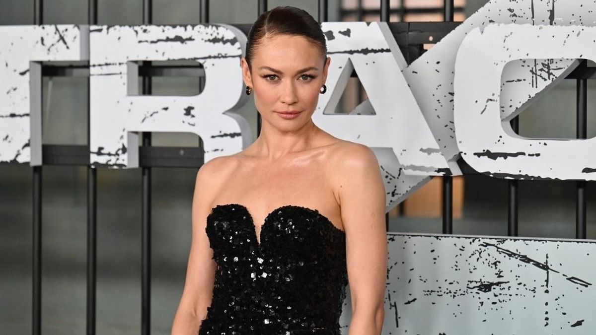 A James Bond-lány is szerepel a történelem egyik legvakmerőbb csalását bemutató sorozatban