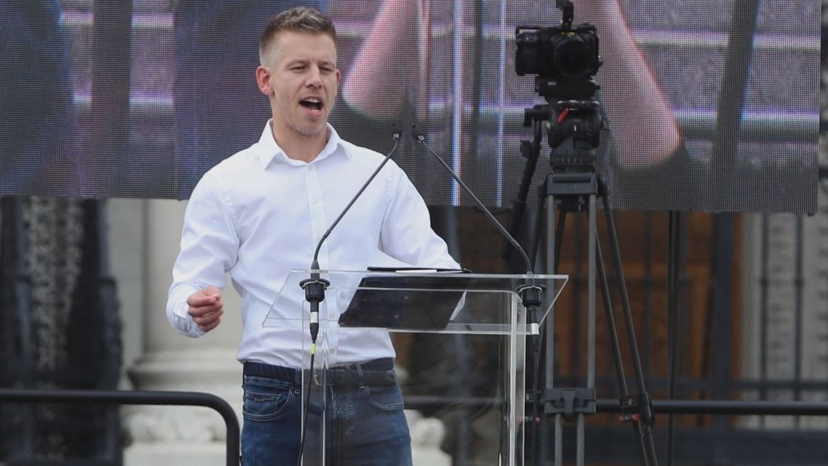 Magyar Péter agresszíven támadt a templomból távozó békés emberekre (videó)