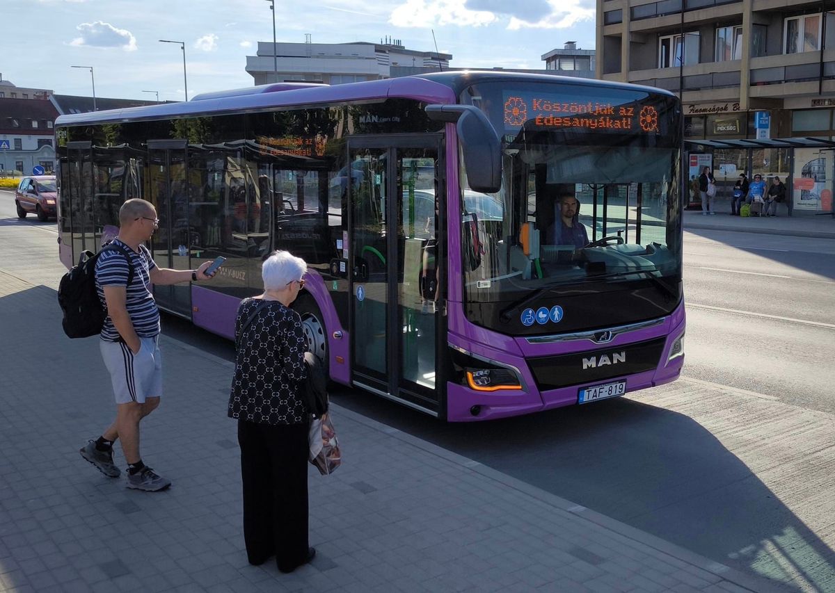 Újabb szép gesztus a buszosoktól, az édesanyákat köszöntötték a kijelzőkön