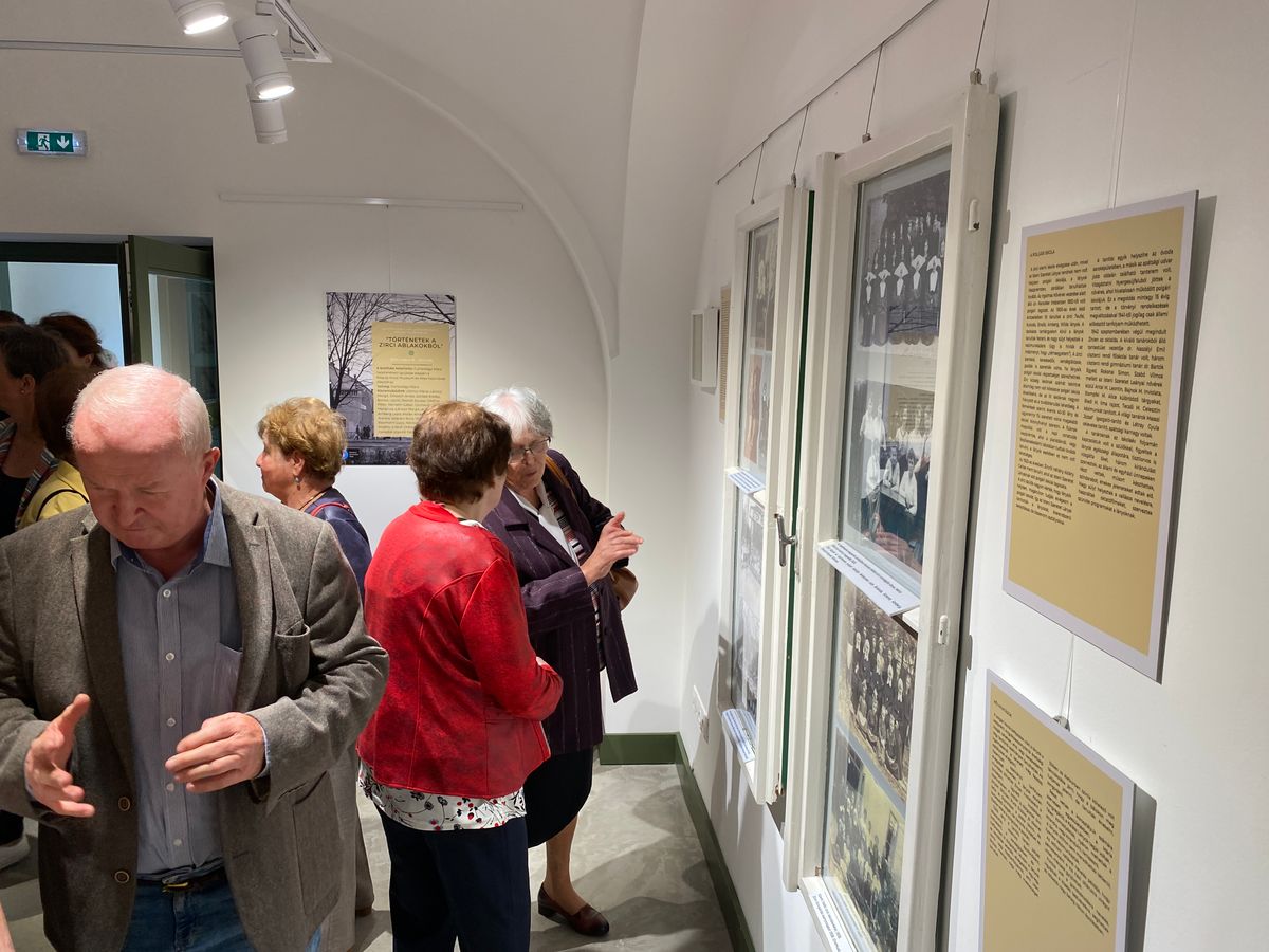 Több ezer évnyi történet egy kiállítás képein – Mai asszonyok a régiek emlékeit felelevenítő dokumentumok között a zirci Reguly-múzeumban
