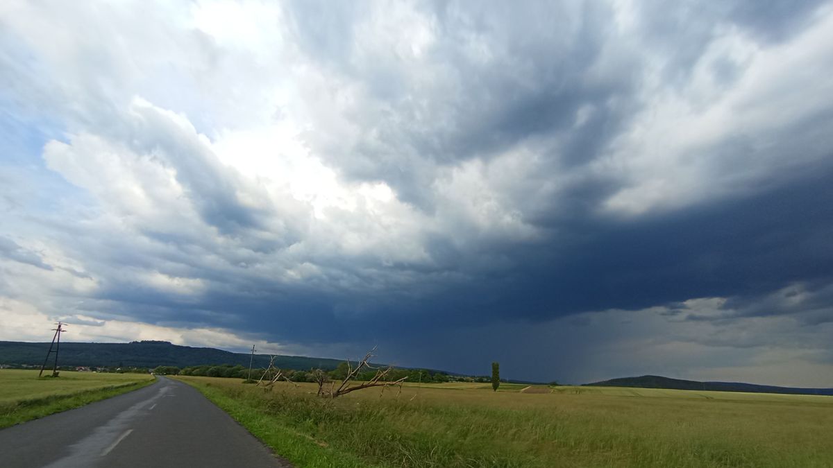 Biciklizés rossz időpontban... (képek)