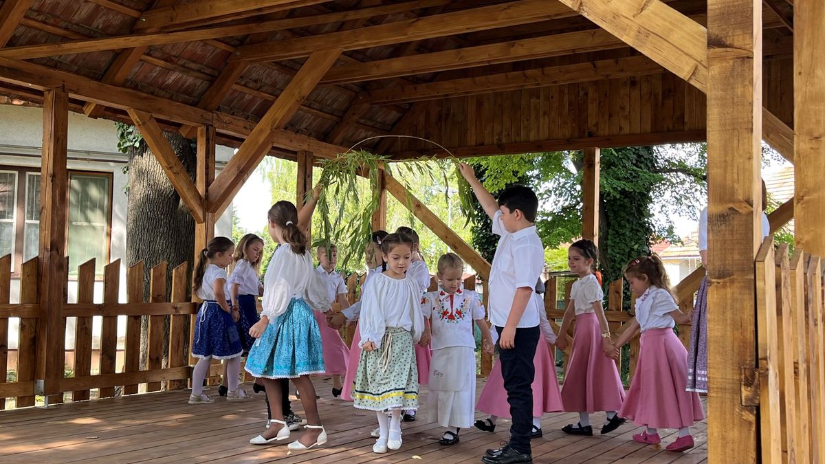 Átadták a felújított pavilont Devecserben