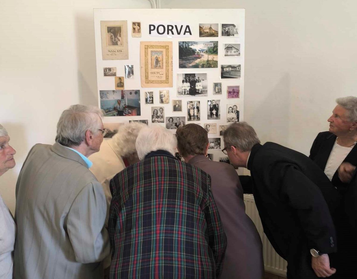Fotókiállítás segített Porván a helyieknek és az elszármazottaknak, hogy közös emlékeiket felidézzék