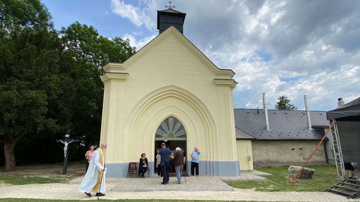 A Holitscher-kastély kertjében lett az épület névadójának méltó nyughelye (képgaléria)