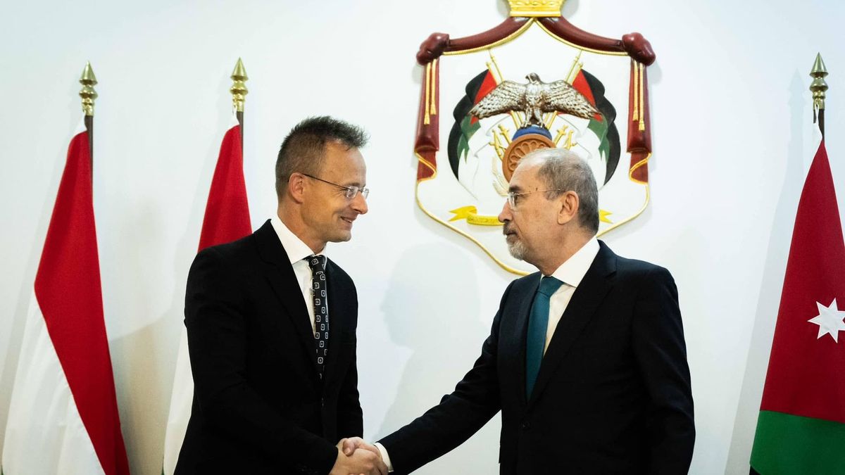 Jordániában tárgyal a külgazdasági és külügyminiszter