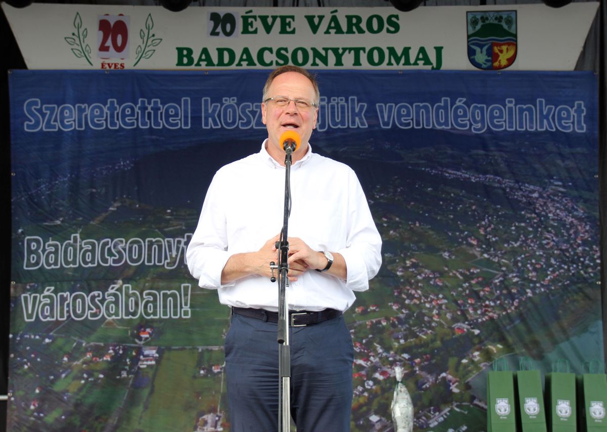 Navracsics Tibor közigazgatási és területfejlesztési miniszter boldog születésnapot kívánt a városnapon Badacsonytomajnak