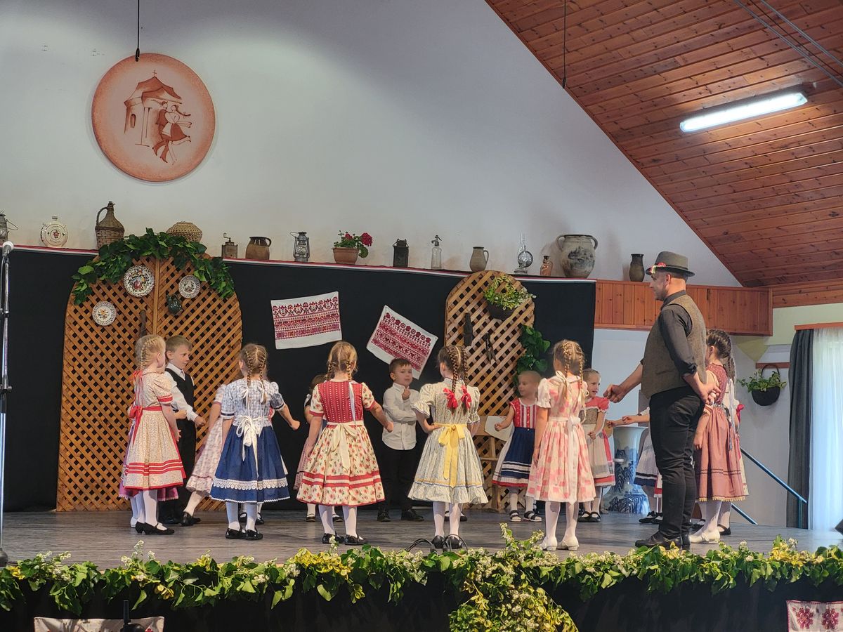 Felcsendült a muzsika, kezdődött a tánc