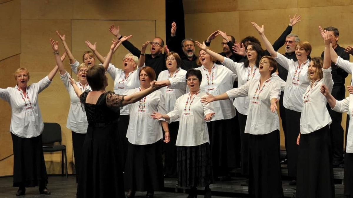 180 dalost várnak határon innen és túl Veszprémbe