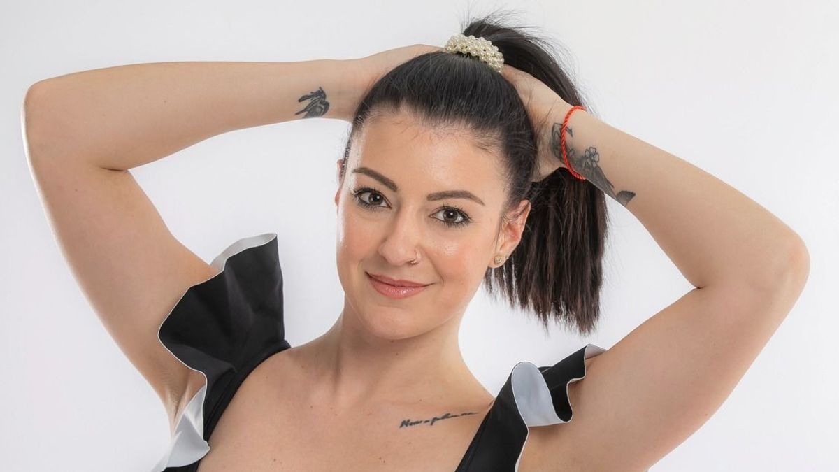 Micsoda villantás! Vérforraló látvány Stana Alexandra "kikacsintós" felsője
