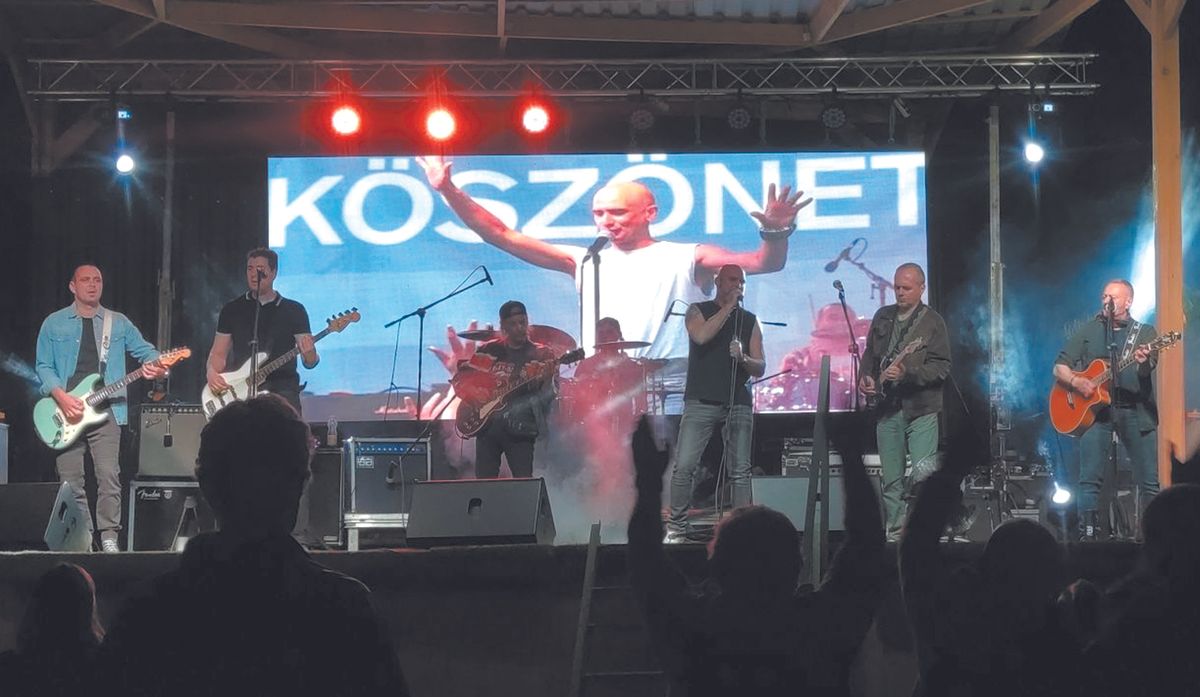 Tóth Zoltán (jobbról a második) a Republic együttes alapítója, egykori gitárosa fantasztikus koncertet adott zenekarával a Répa Rozi Csárda és Rendezvényközpontban