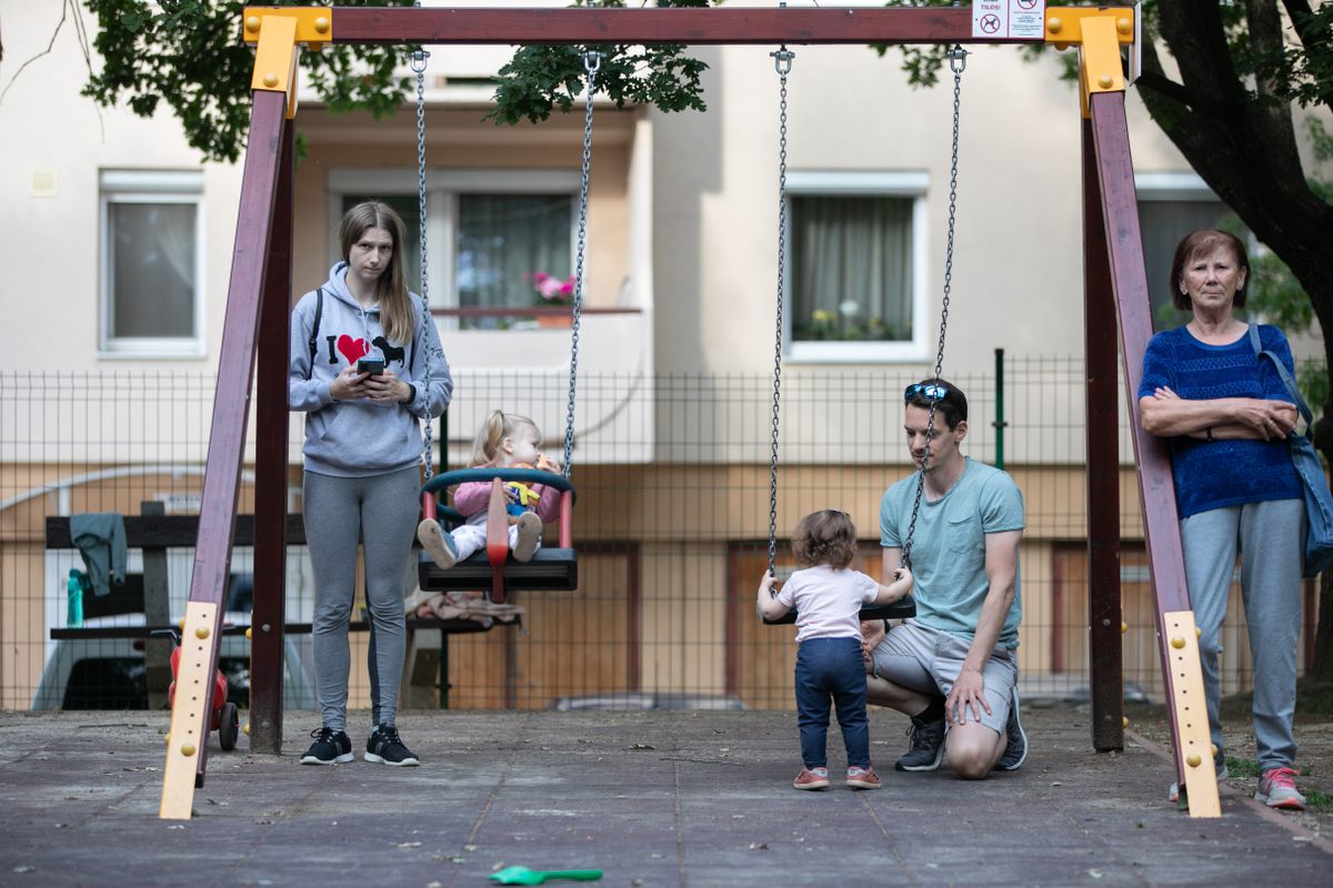 A gyermekes családok a játszótérnek, a lakók a kerítésnek örülnek