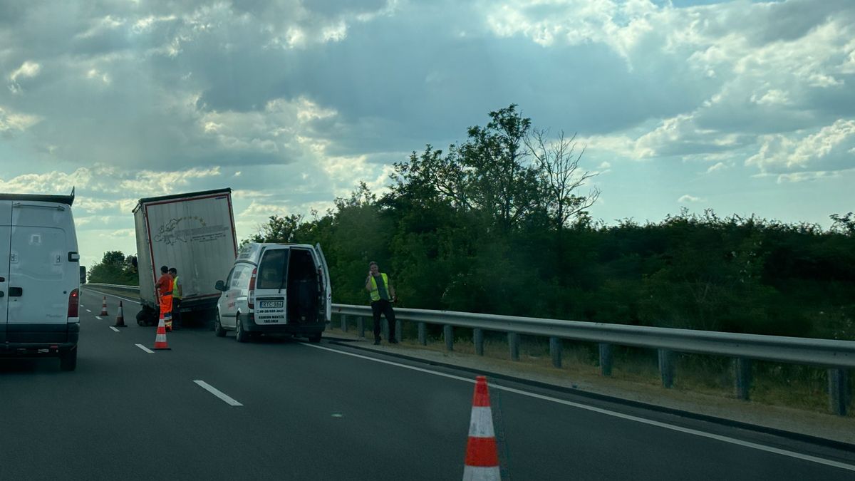 Műszaki hibás kamion a 8-ason