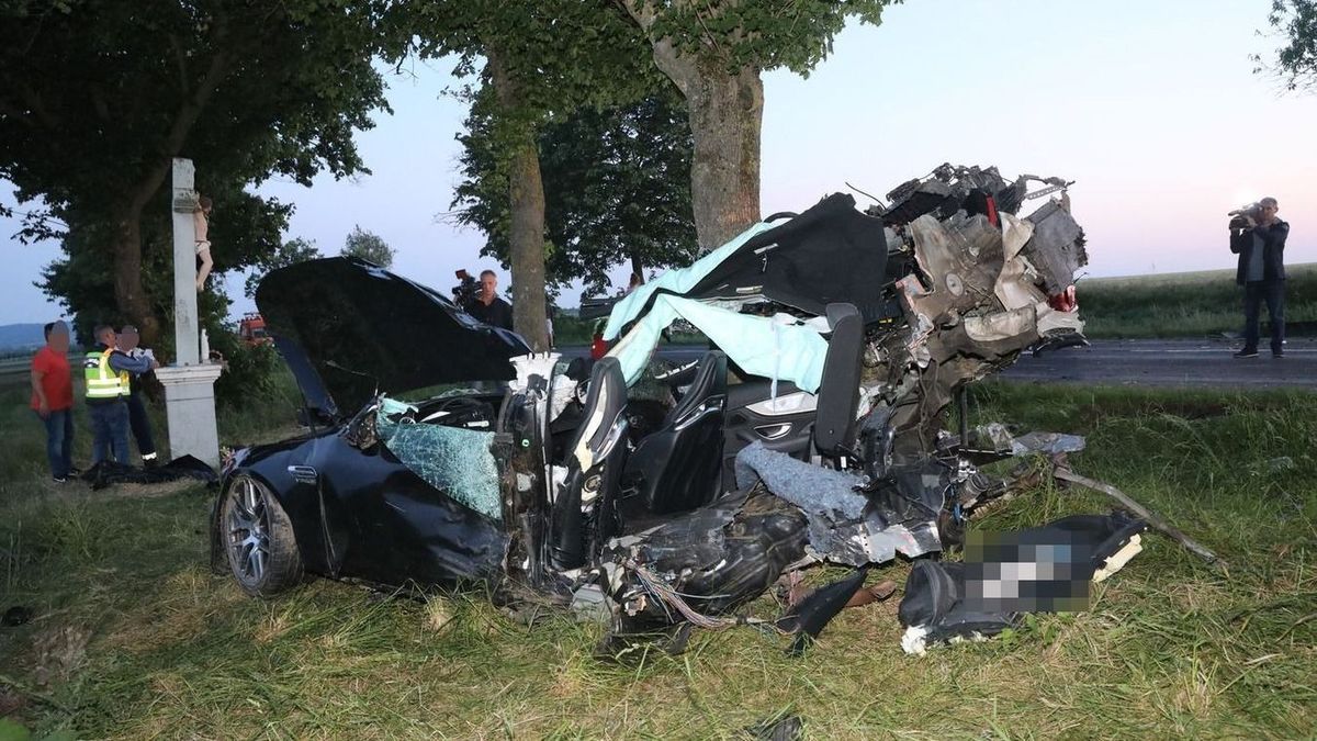 Megrázó fotók: három kocsi ütközött össze, két ember meghalt