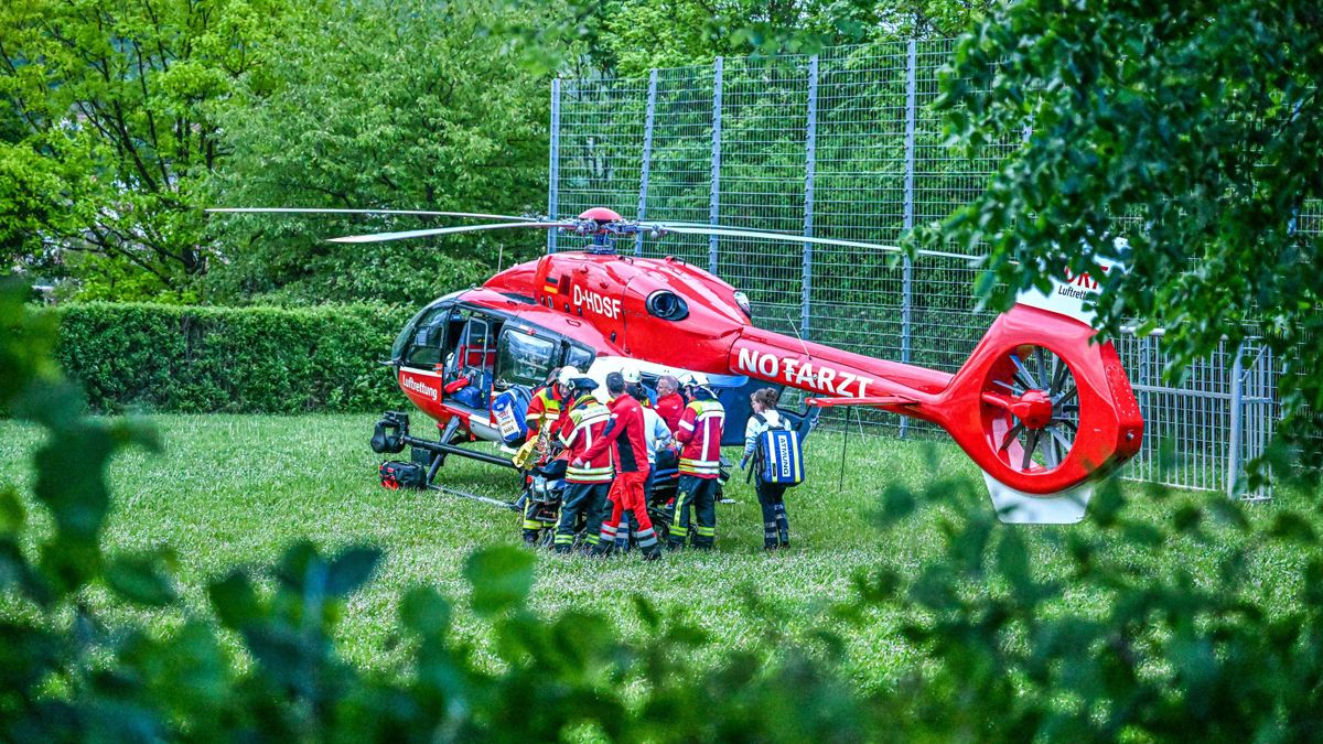 Több métert zuhantak a gyerekek, amikor beszakadt alattuk a tetőablak (videó)