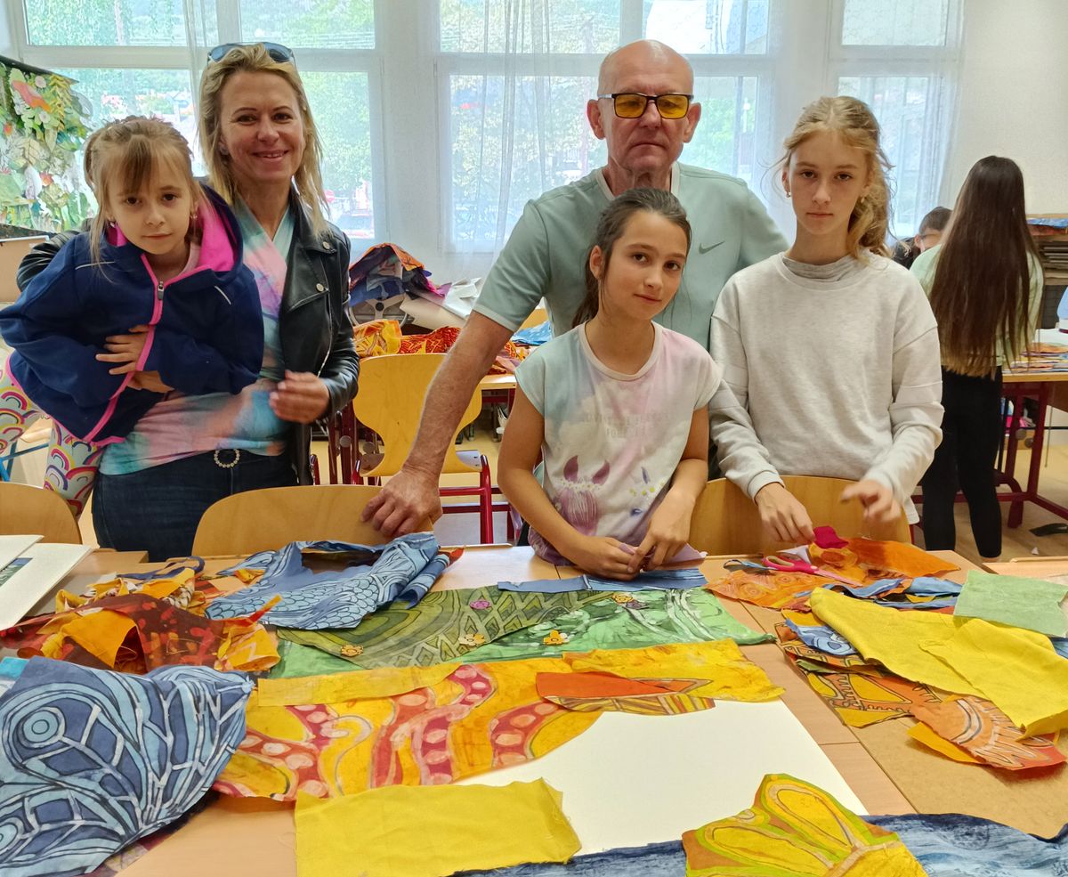 Szalai Panna családja tervezés közben a Szín-Vonal Alapfokú Művészeti Iskola anyák napi programján
