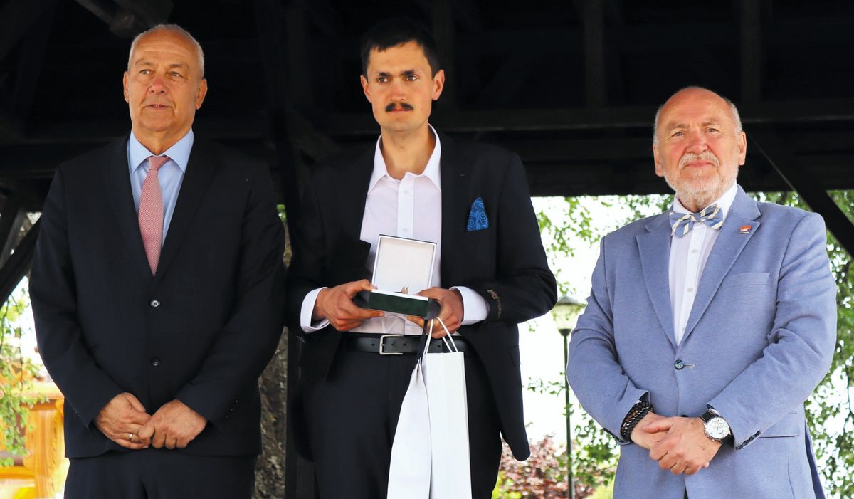Vollein Ferenc (középen) Manninger Jenő és Lombár Gábor társaságában a díj átvétele után a keszthelyi rendezvénypavilonban