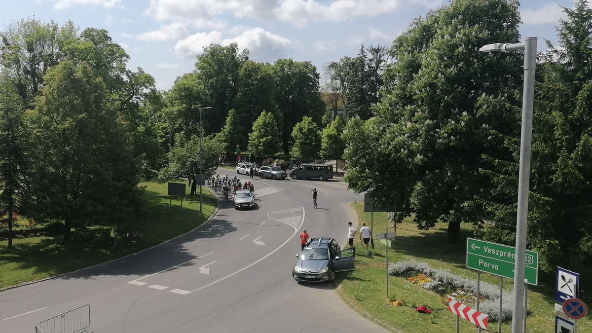 Elrajtolt a Bakonyban az országúti kerékpáros mezőnyverseny első futama (videó)