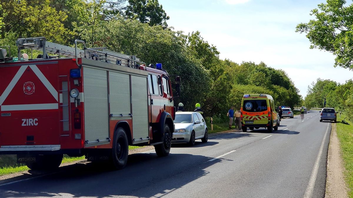 A 82-es főúton ütközött össze két személyautó