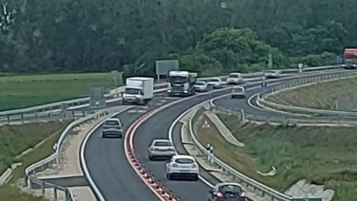 Mit művelt ez az autós a 83-ason?