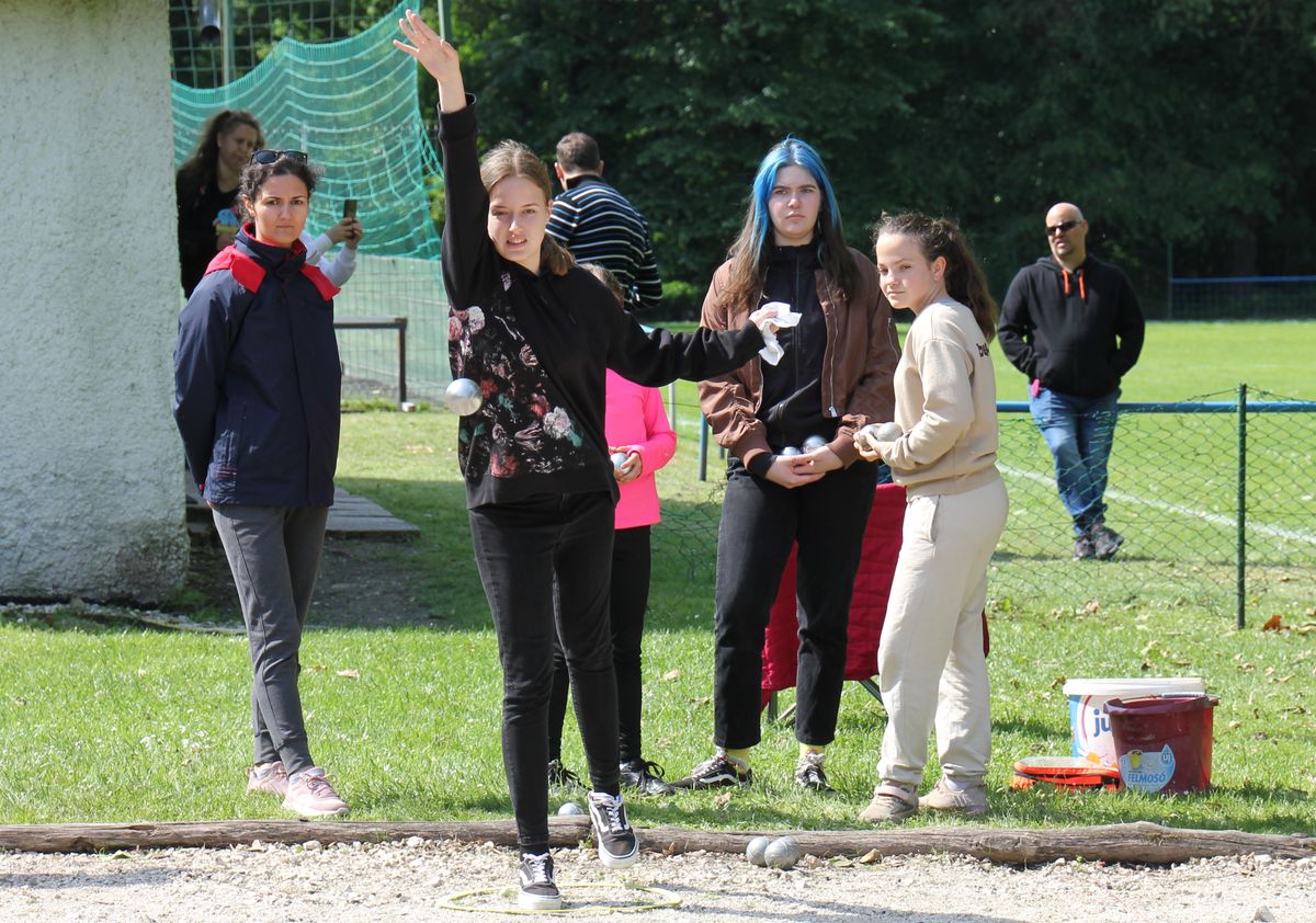 Több mint száz versenyző vett részt a szombati petanque versenyen, ami egyben családi nap is volt a sportág kedvelői számára