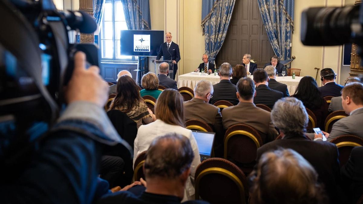 Akik a NATO-t háborúba akarják vonni, azok világháborút akarnak kirobbantani