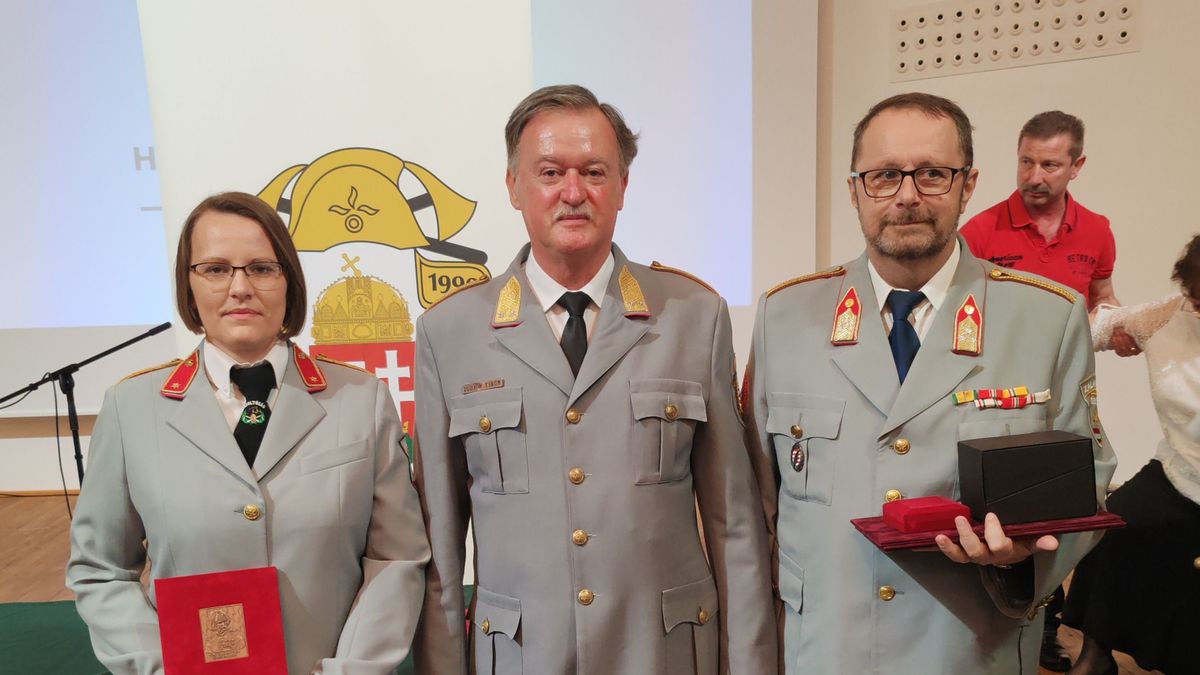 Elismerték a tűzoltókat, két emlékplakett is Veszprém vármegyébe került