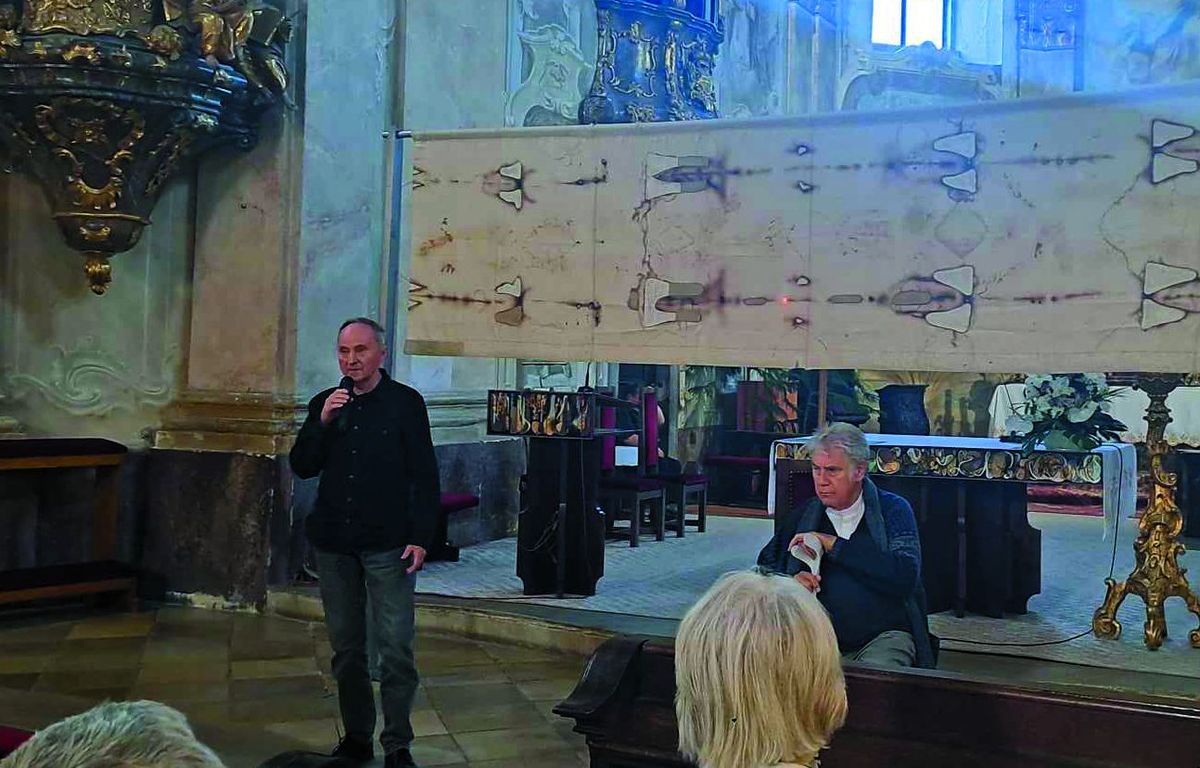 Horváth Tibor római katolikus teológus (balra) és Tamási József atya Sümegen, a plébániatemplomban. A téma a torinói lepel volt