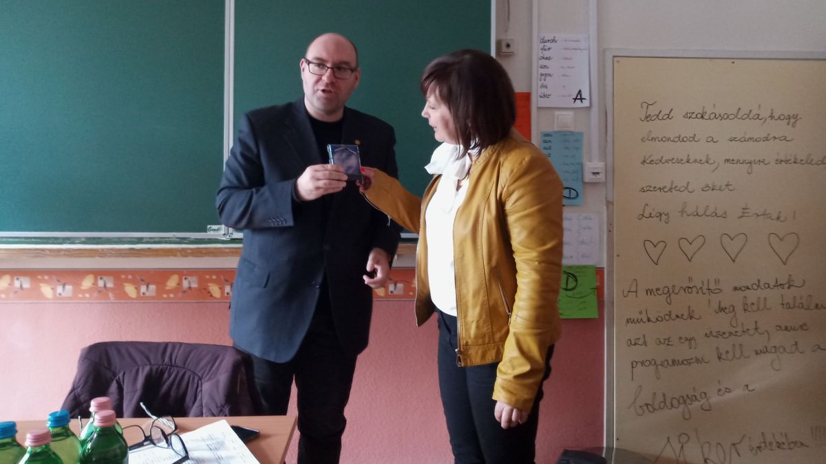Emlékplakett a tanárnőnek