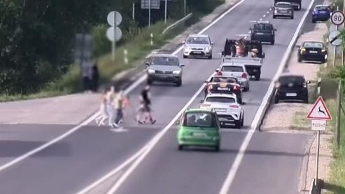 Elképesztő: emiatt rohangált az M2-es autóúton több család, életveszélyben voltak (videó)