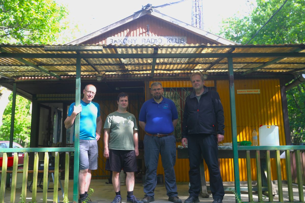 A Bakony Rádióklub verseny közben szabad rádióamatőrei a klubház teraszán