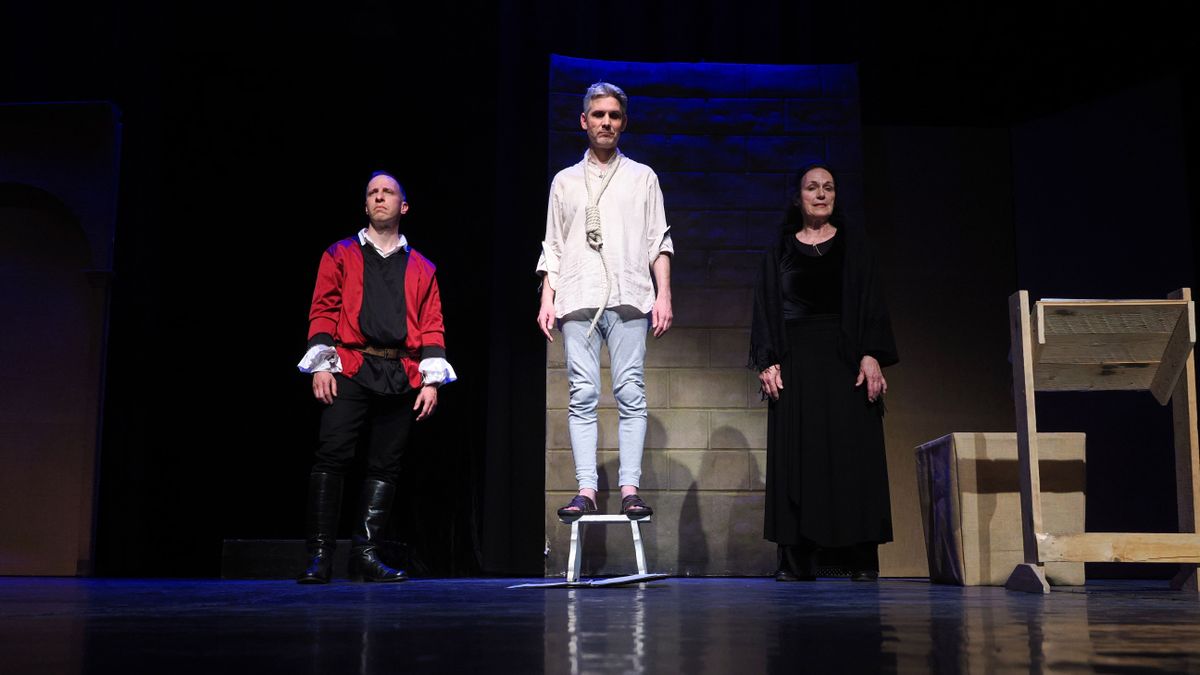 „Megáll a szegény Villon itt” – Versszínházi előadás az Agórában (képgaléria)