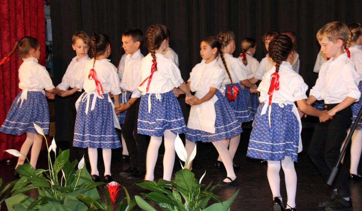 A Bárdos Lajos Általános Iskola idén is a Tamási Áron Művelődési Központban tartotta meg kulturális bemutatóját. A képen a 2. z osztály pünkösdi tánca