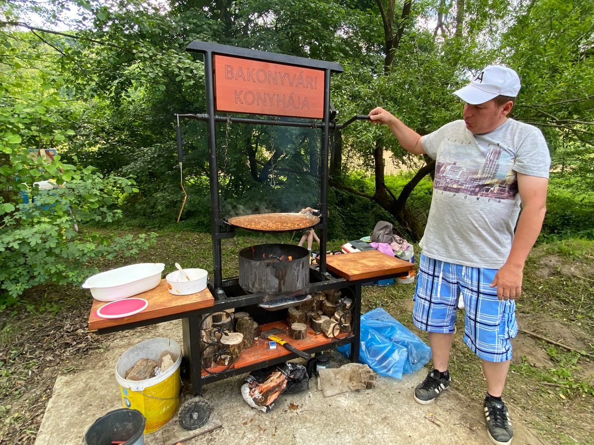 Bakonyvári János a Bud Spencer-filmekből ismert hagymásbabot készítette el a jásdi Bodzanap főzőversenyére, praktikus kerti sütőjén