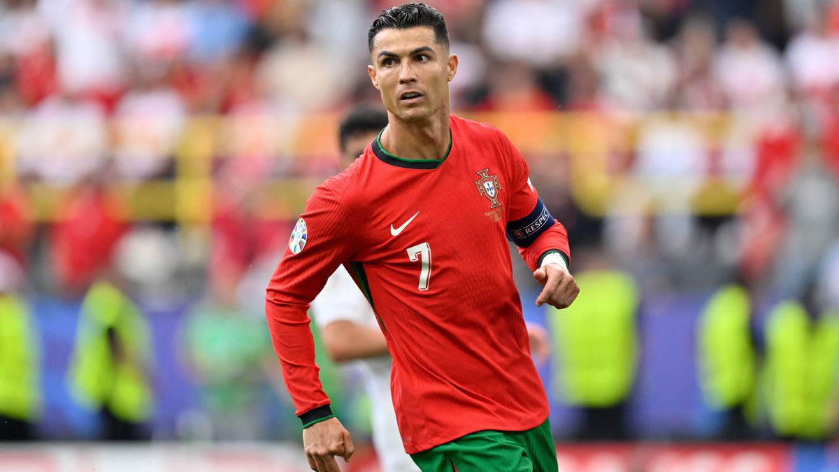 Felforgatott kerettel, de Cristiano Ronaldóval kezd Portugália